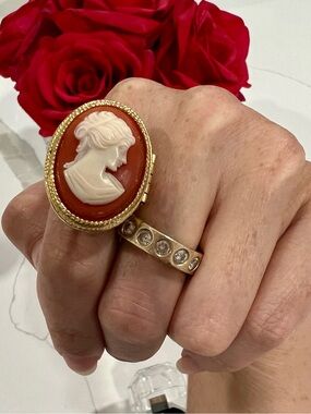 Vintage Avon Perfume Cameo Ring Gold Tone Size 6 Statement Ring